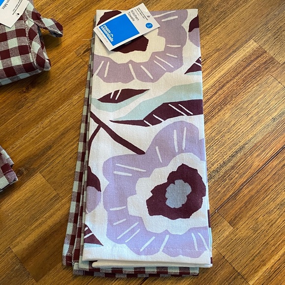 Room Essentials Burgundy & White Kitchen Towels. Total 6. Plus one oven mitt. - Picture 2 of 8